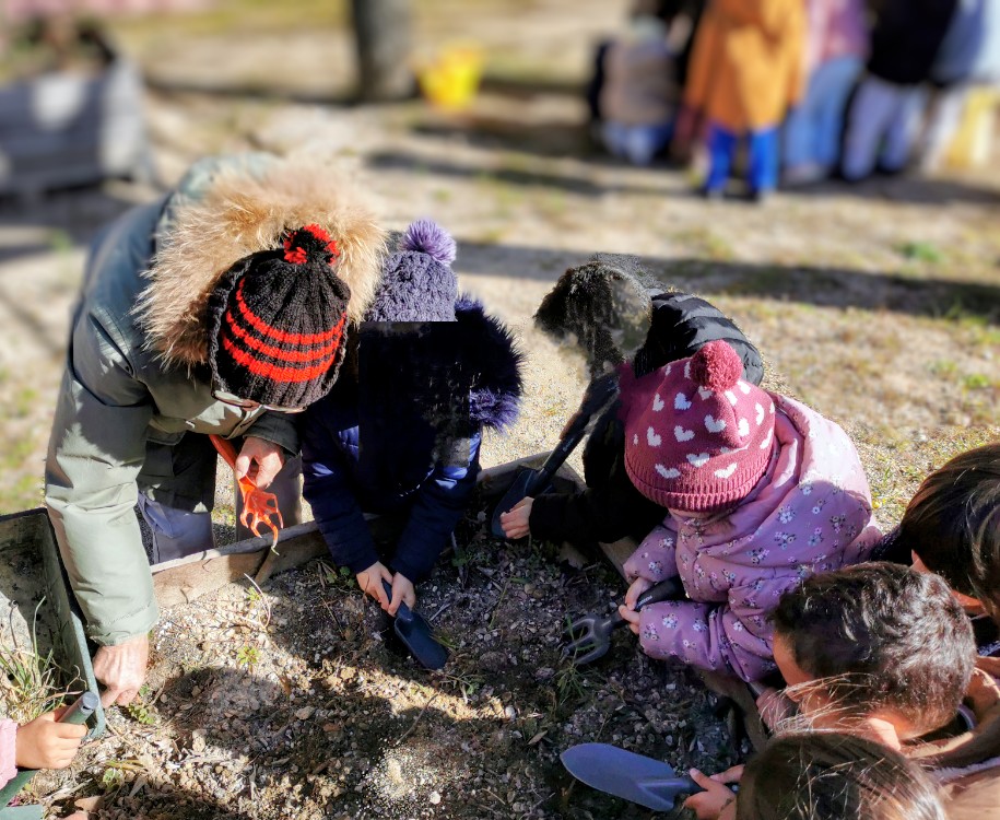 rencontre-au-jardin-entre-petits-et-grands