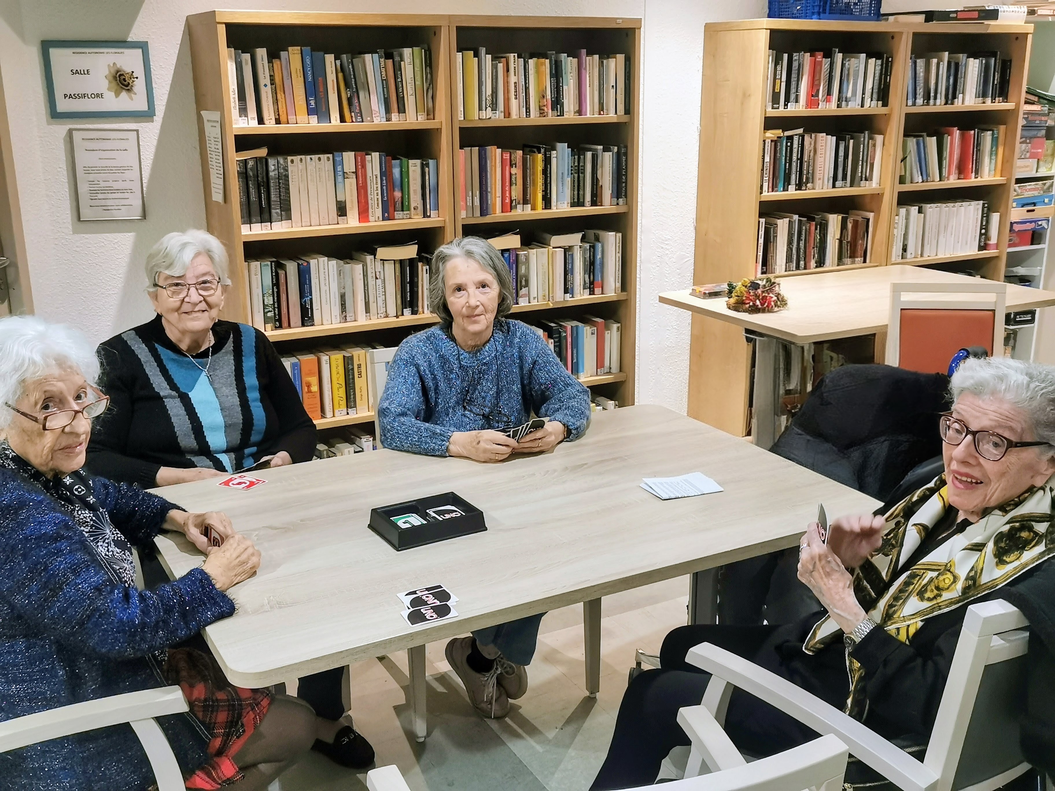 apregrave;s-midi-laquo;-deacute;couverte-du-jeu-uno-raquo;-entre-copines